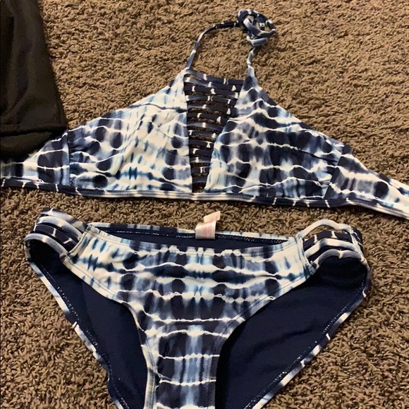 Bikini - Picture 1 of 3